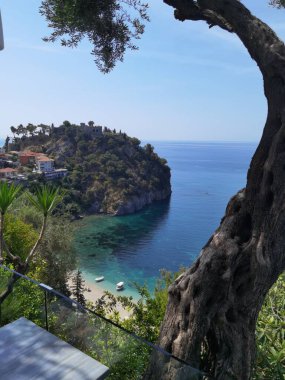 Batı Yunanistan 'daki Parga Turizm Merkezi, yaz tatillerinde Valtos Sahili yeşil suları