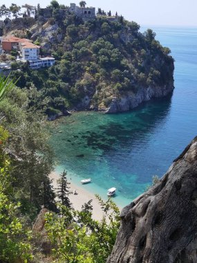 Batı Yunanistan 'daki Parga Turizm Merkezi, yaz tatillerinde Valtos Sahili yeşil suları