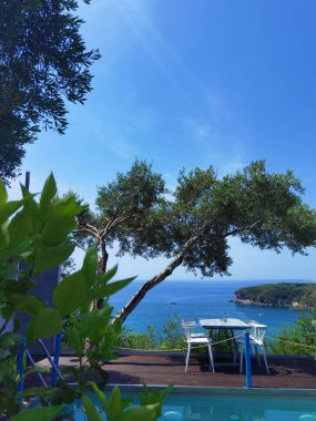 Batı Yunanistan 'daki Parga Turizm Merkezi, yaz tatillerinde Valtos Sahili yeşil suları