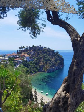 Batı Yunanistan 'daki Parga Turizm Merkezi, yaz tatillerinde Valtos Sahili yeşil suları