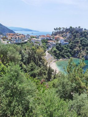Batı Yunanistan 'daki Parga Turizm Merkezi, yaz tatillerinde Valtos Sahili yeşil suları