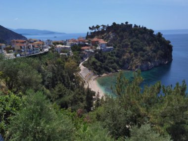 Batı Yunanistan 'daki Parga Turizm Merkezi, yaz tatillerinde Valtos Sahili yeşil suları