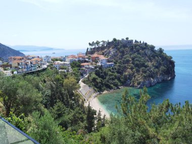 Batı Yunanistan 'daki Parga Turizm Merkezi, yaz tatillerinde Valtos Sahili yeşil suları