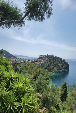 Batı Yunanistan 'daki Parga Turizm Merkezi, yaz tatillerinde Valtos Sahili yeşil suları