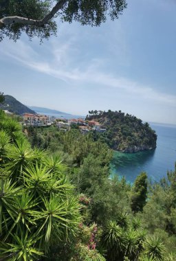 Batı Yunanistan 'daki Parga Turizm Merkezi, yaz tatillerinde Valtos Sahili yeşil suları