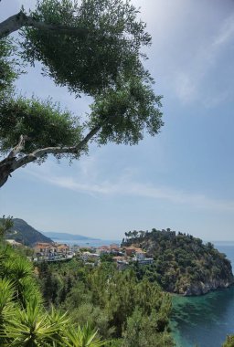Batı Yunanistan 'daki Parga Turizm Merkezi, yaz tatillerinde Valtos Sahili yeşil suları