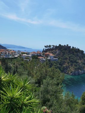 Batı Yunanistan 'daki Parga Turizm Merkezi, yaz tatillerinde Valtos Sahili yeşil suları