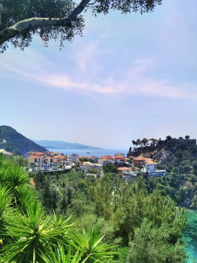 Batı Yunanistan 'daki Parga Turizm Merkezi, yaz tatillerinde Valtos Sahili yeşil suları