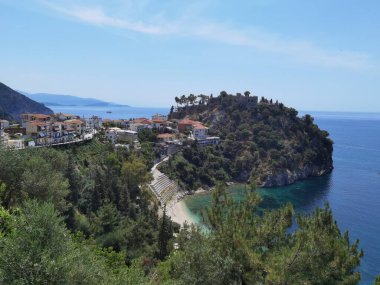 Batı Yunanistan 'daki Parga Turizm Merkezi, yaz tatillerinde Valtos Sahili yeşil suları