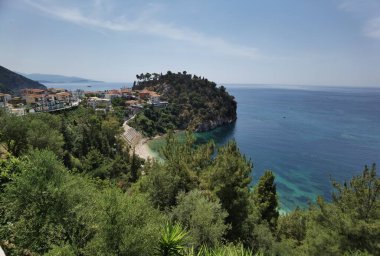 Batı Yunanistan 'daki Parga Turizm Merkezi, yaz tatillerinde Valtos Sahili yeşil suları