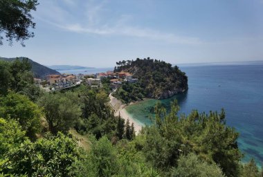 Batı Yunanistan 'daki Parga Turizm Merkezi, yaz tatillerinde Valtos Sahili yeşil suları