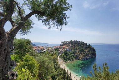 Batı Yunanistan 'daki Parga Turizm Merkezi, yaz tatillerinde Valtos Sahili yeşil suları