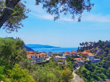Batı Yunanistan 'daki Parga Turizm Merkezi, yaz tatillerinde Valtos Sahili yeşil suları