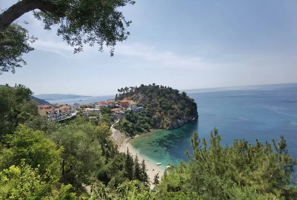 Batı Yunanistan 'daki Parga Turizm Merkezi, yaz tatillerinde Valtos Sahili yeşil suları