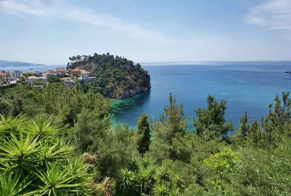 Batı Yunanistan 'daki Parga Turizm Merkezi, yaz tatillerinde Valtos Sahili yeşil suları