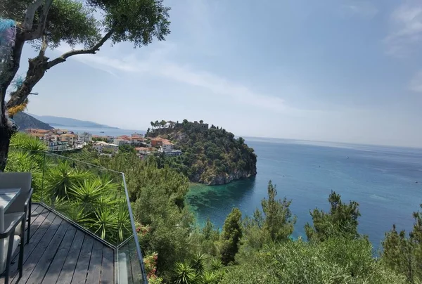 Batı Yunanistan 'daki Parga Turizm Merkezi, yaz tatillerinde Valtos Sahili yeşil suları