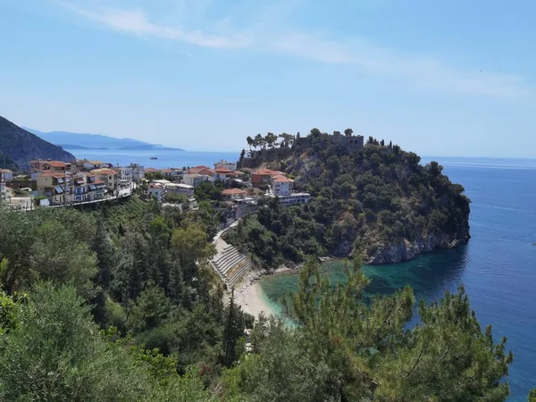 Batı Yunanistan 'daki Parga Turizm Merkezi, yaz tatillerinde Valtos Sahili yeşil suları