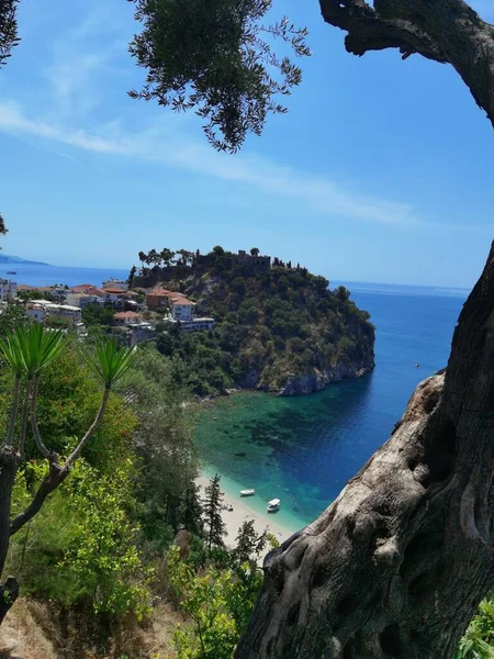Batı Yunanistan 'daki Parga Turizm Merkezi, yaz tatillerinde Valtos Sahili yeşil suları