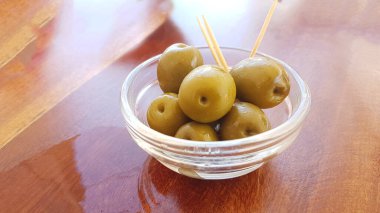Yunan restoranındaki masada yenebilir bir kasede zeytin kürdanı