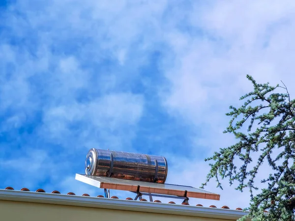 Solvärmesystem Gran Tee Och Blå Himmel Med Moln Bakgrunden — Stockfoto