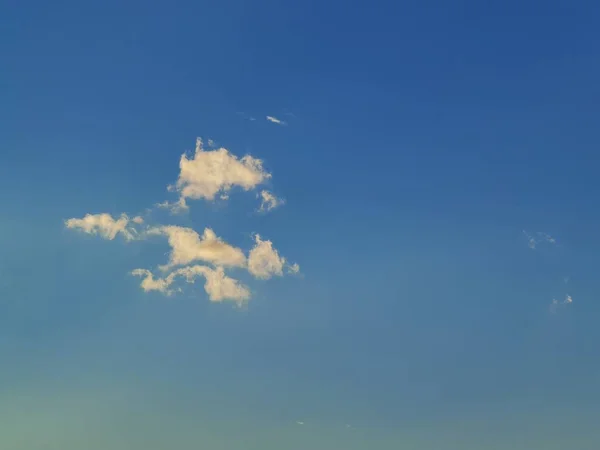 Σύννεφα Δραματική Σκηνή Σκούρα Χρώματα Στην Ανατολή Του Ηλίου Καλοκαίρι — Φωτογραφία Αρχείου