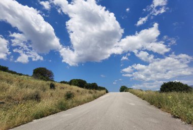 Yol bulutları yukarı yol canlı bahar rengi gökyüzü açık havada seyahat ediyor