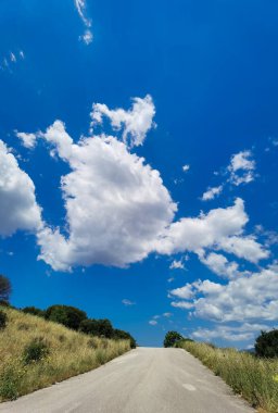 Yol bulutları yukarı yol canlı bahar rengi gökyüzü açık havada seyahat ediyor