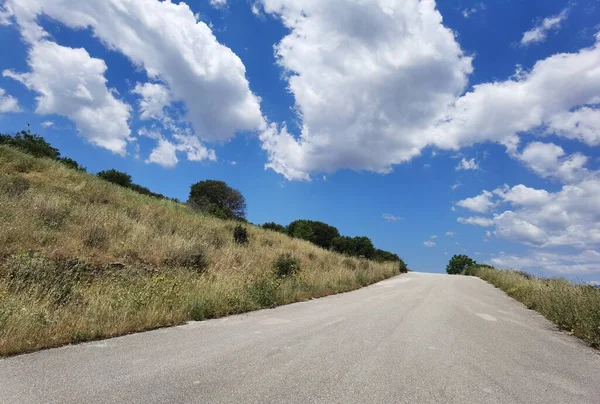 Yol bulutları yukarı yol canlı bahar rengi gökyüzü açık havada seyahat ediyor