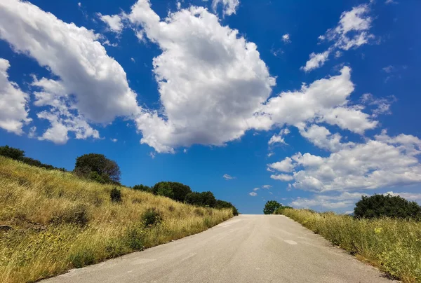 Yol bulutları yukarı yol canlı bahar rengi gökyüzü açık havada seyahat ediyor