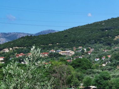 Kaleon Nehri 'ndeki gliki köyü. Yaz mevsimi alternatif tatilleri. Nehir kıyısında yeşil zeytin ağaçlarında.