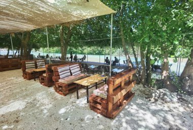 Hain Nehri Yunan restoranı ve kafeteryası yaz mevsiminde nehrin yanında.