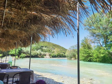 acheron Nehri Yunan restoranı ve kafeteryası yaz mevsiminde nehrin yanında yemek ve içecek.