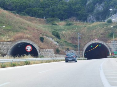 Egnatia otobanındaki tünel. Yunanistan. Trafik ışıkları. 