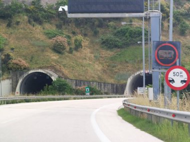 Egnatia otobanındaki tünel. Yunanistan. Trafik ışıkları. 