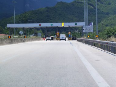 Egnatia caddesindeki gişede Yunan araba sürücüleri karayolu trafik ışıkları 