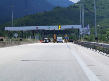 Egnatia caddesindeki gişede Yunan araba sürücüleri karayolu trafik ışıkları 