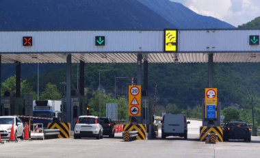 Egnatia caddesindeki gişede Yunan araba sürücüleri karayolu trafik ışıkları 
