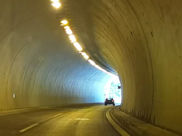 石榴石公路隧道希腊黑暗灯交通信号灯在道路驾驶背景上 — 图库照片