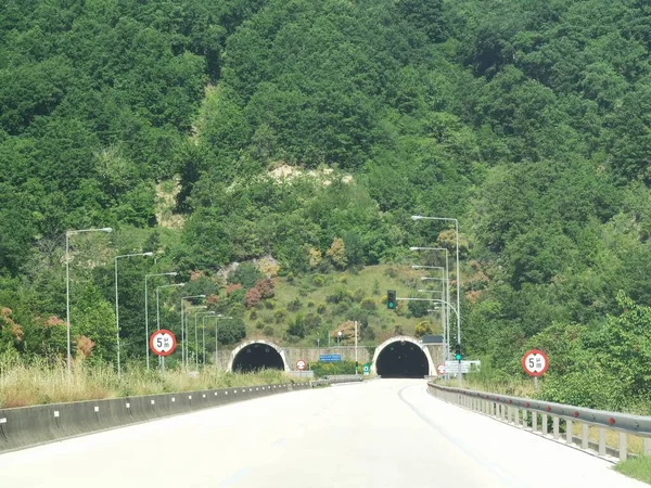 石榴石公路隧道希腊黑暗灯交通信号灯在道路驾驶背景上 — 图库照片