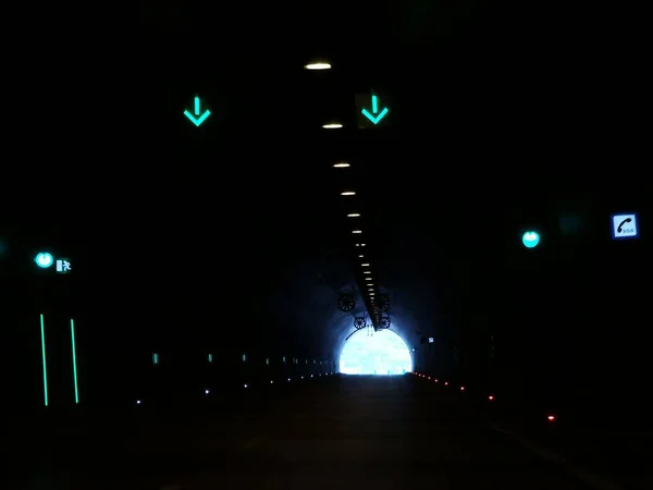 石榴石公路隧道希腊黑暗灯交通信号灯在道路驾驶背景上 — 图库照片