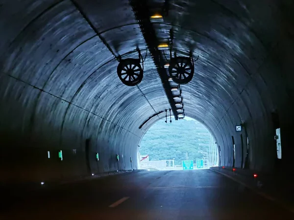 Túnel Egnatia Carretera Griega Luces Oscuras Señales Tráfico Fondo Conducción — Foto de Stock