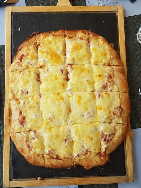 Pizza Met Kaas Zwarte Houten Tafel Voedsel Achtergrond — Stockfoto