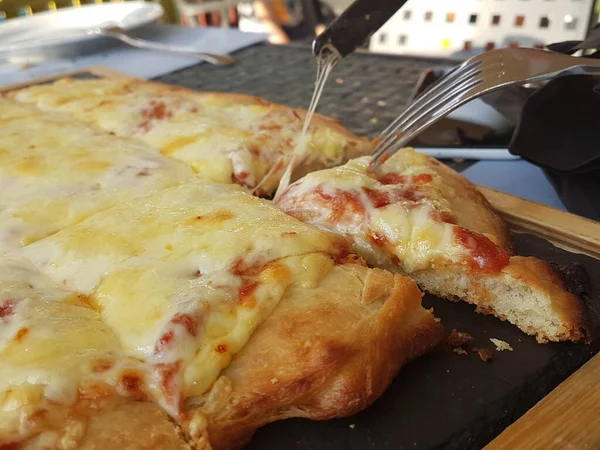 Pizza Mit Käse Auf Schwarzem Holztisch — Stockfoto