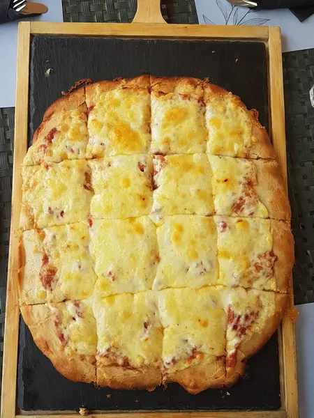 黑木桌食物背景上有切块的披萨 — 图库照片