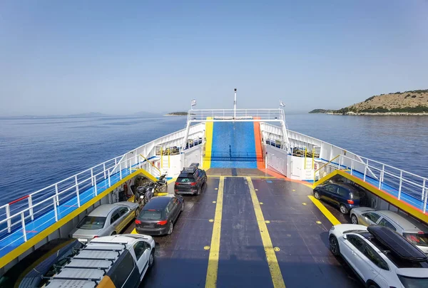 ギリシャの夏の朝にイグメニツァからコルフに車を輸送する船 — ストック写真