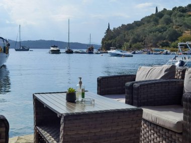 Korfu adası, Agios Stefanos köyü avliotes mükemmelliği, deniz zeytinleri yaz turistik beldesi Yunanistan 'da 