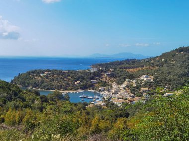 Korfu adası, Agios Stefanos köyü avliotes mükemmelliği, deniz zeytinleri yaz turistik beldesi Yunanistan 'da 