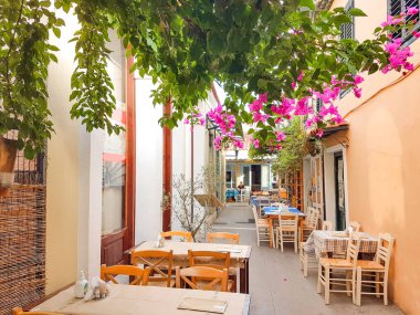 Yaz öğleden sonra Preveza City 'de Yunan sokakları, restoranlar, tavernalar. 