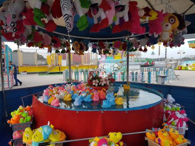 Preveza şehrinin yaz sezonunda Lunapark oyun parkı 