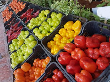 Yaz mevsimlerinde Akdeniz büfesinde pek çok meyve 